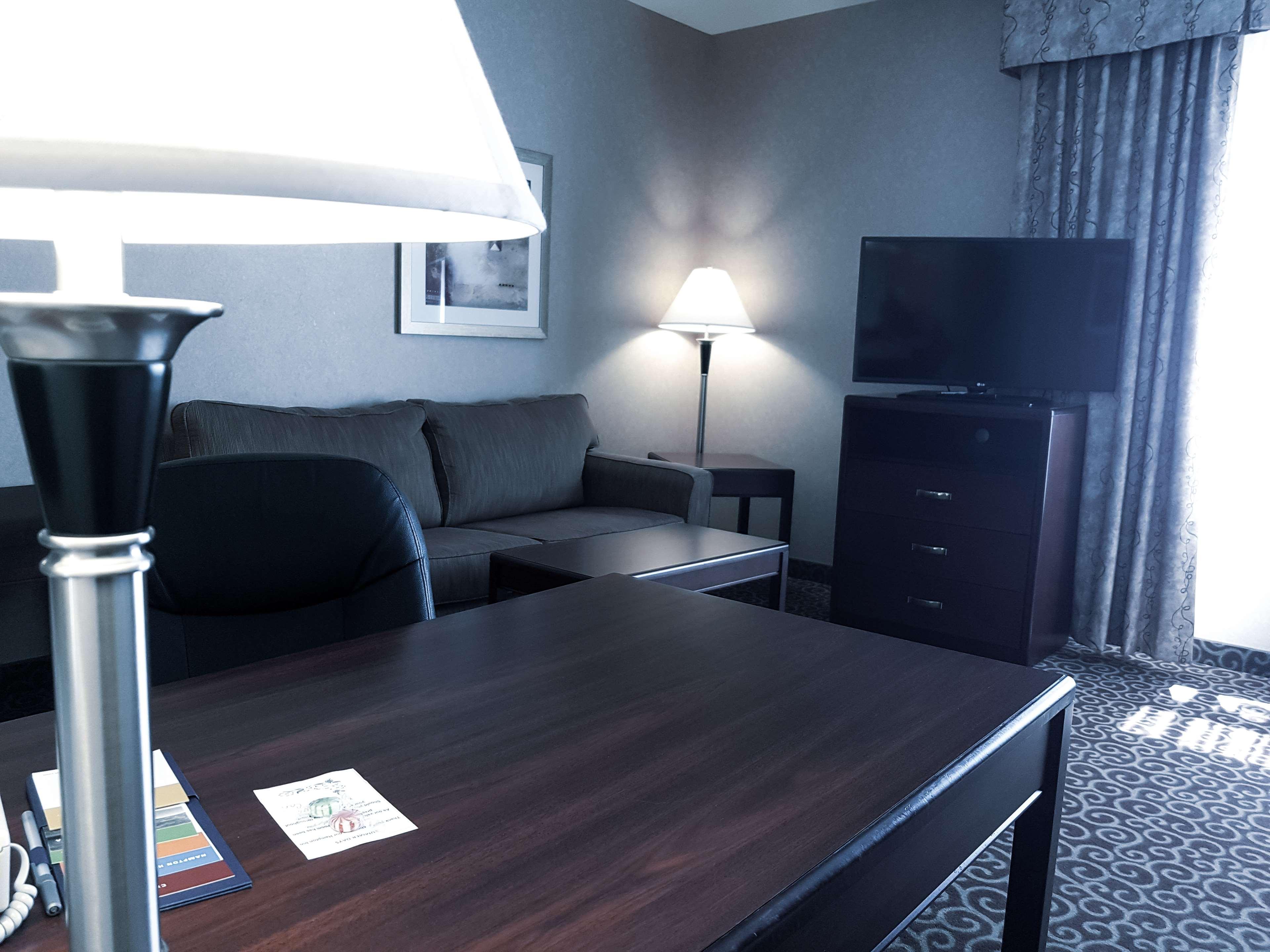 Hampton Inn & Suites By Hilton Edmonton International Airport Ледюк Екстериор снимка
