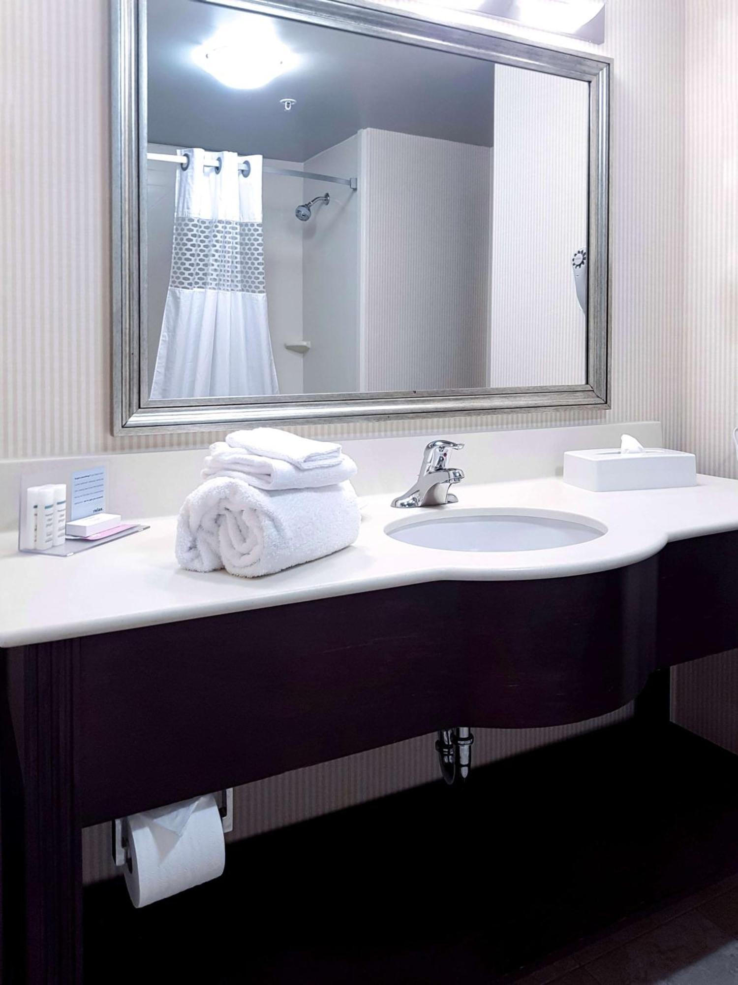 Hampton Inn & Suites By Hilton Edmonton International Airport Ледюк Екстериор снимка