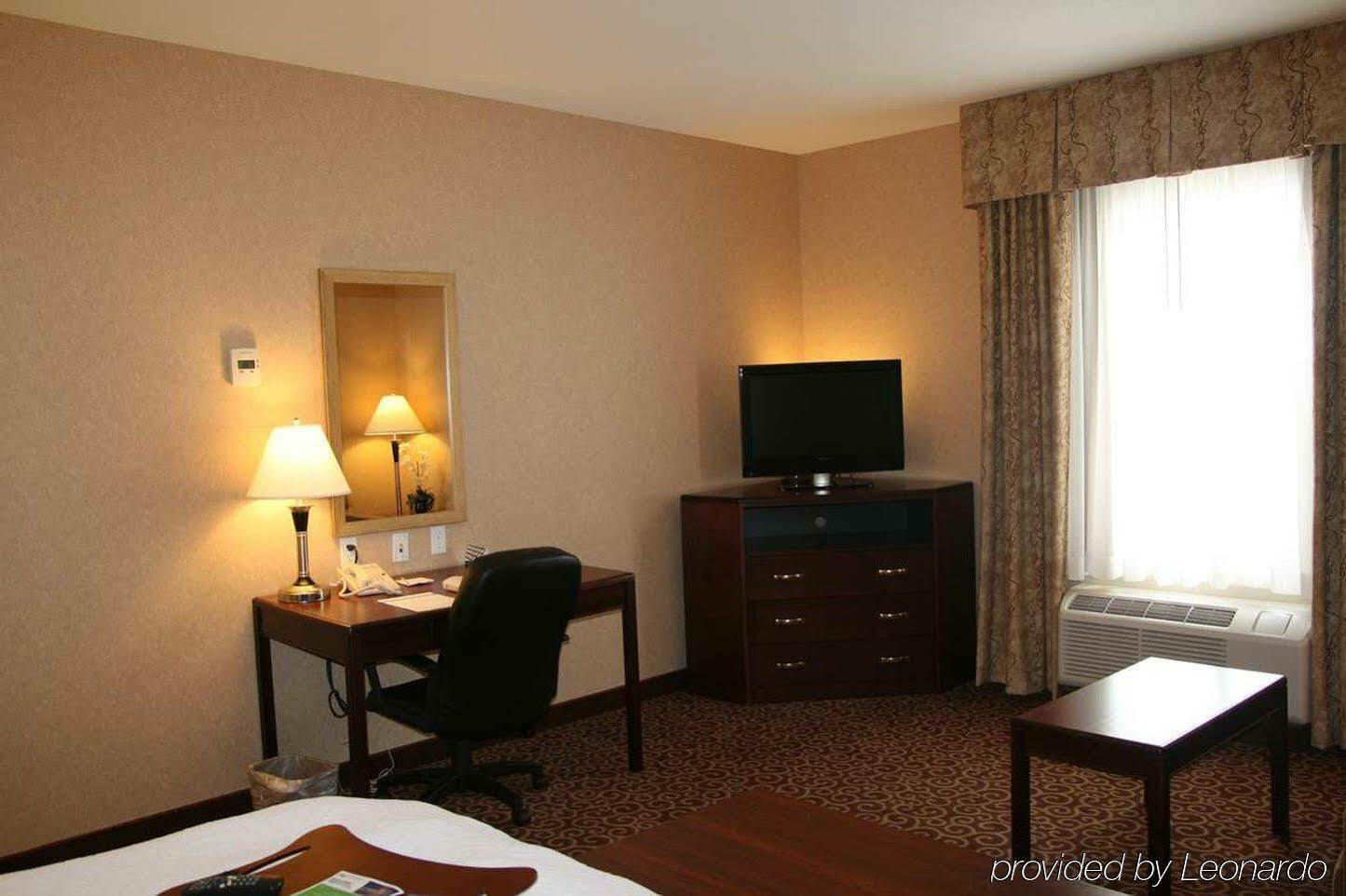 Hampton Inn & Suites By Hilton Edmonton International Airport Ледюк Стая снимка