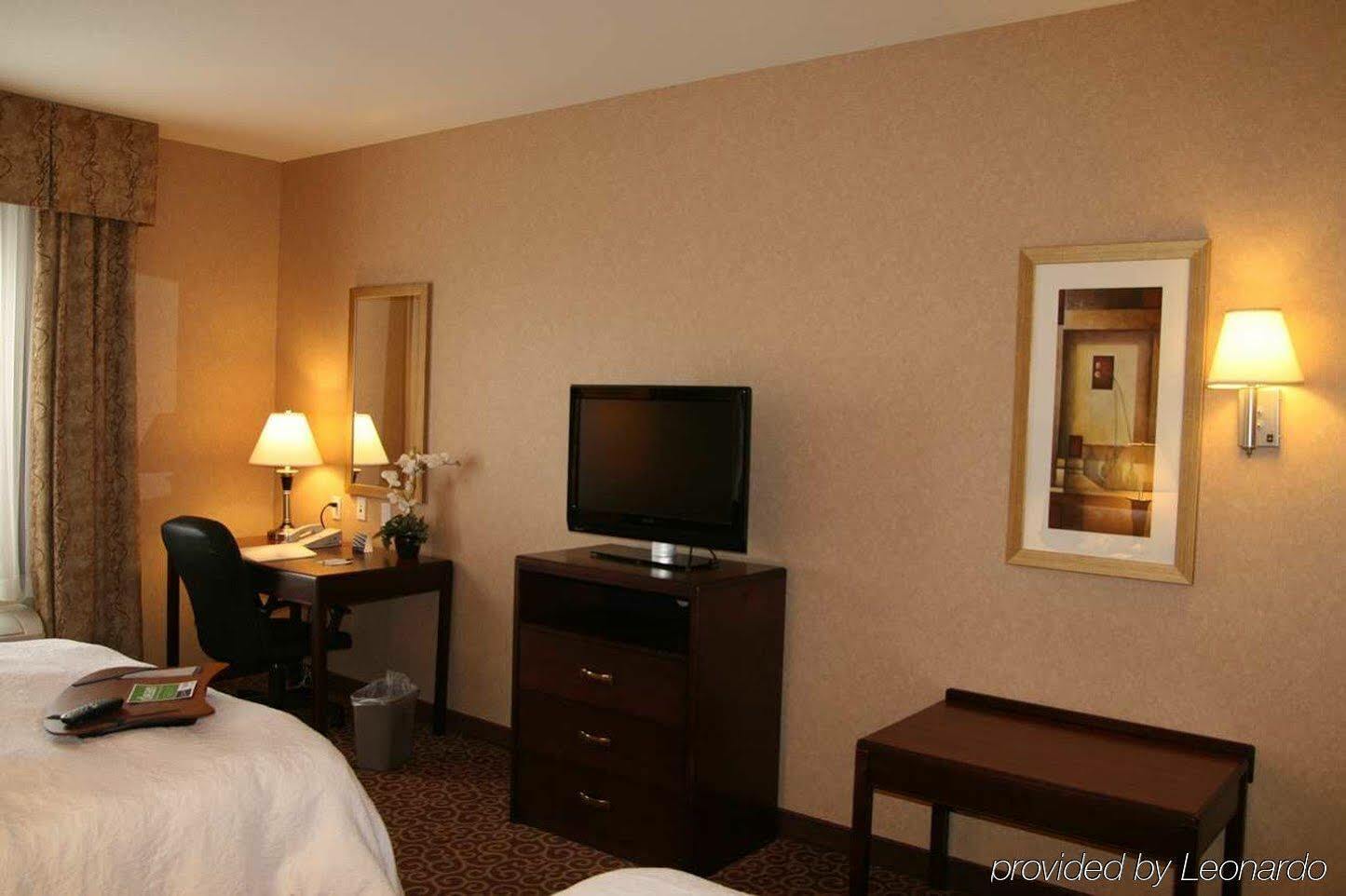 Hampton Inn & Suites By Hilton Edmonton International Airport Ледюк Стая снимка